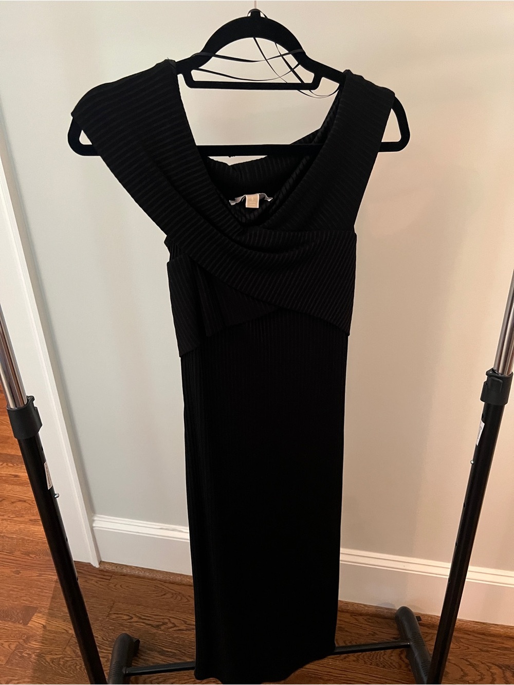 Elegant Black Ribbed Maxi Dress with Off-the-Shoulder Neckline